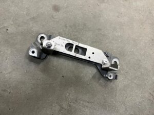 WSPORNIK MOCOWANIE ZAWIASU MASKI LEWY BMW 5 F10 F11 7 F01 F02 F04