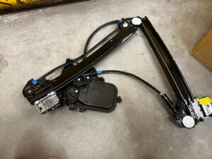 MECHANIZM PODNOŚNIK SILNIK SZYBY PRZÓD PRAWY TESLA MODEL 3 PRZEDLIFT
