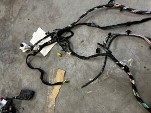 WIĄZKA DESKI PASA PRZEDNIEGO WNĘTRZA KOMORY DACIA SANDERO STEPWAY III 2023R