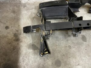 KOMPLET KIEROWNICA POWIETRZA ABSORBER BELKA PRZÓD DACIA DOKKER EU