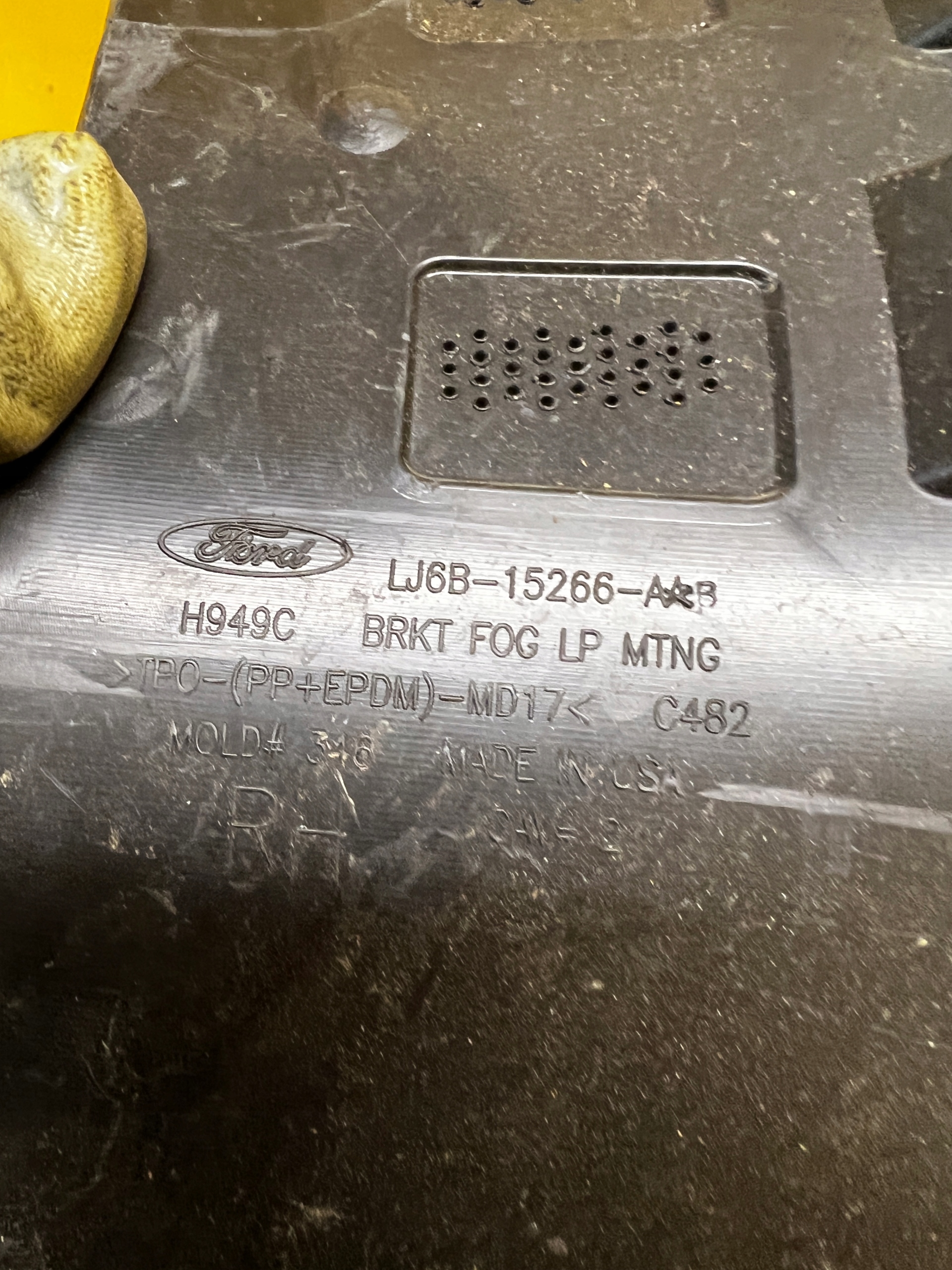 OSŁONA ATRAPA ZDERZAKA PRZEDNIEGO PRAWA FORD ESCAPE MK4