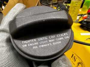 KOREK WLEWU OLEJU SILNIKA RANGE ROVER VELAR L560 2.0i BENZYNA