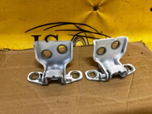 KOMPLET ZAWIASY DRZWI GÓRNY DOLNY DACIA SANDERO III 2023R