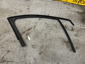 USZCZELKA PROWADNICA SZYBY DRZWI PRZÓD LEWY DACIA JOGGER