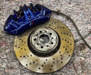 KOMPLET TARCZE HAMULCE ZACISKI PRZÓD TYŁ M-POWER BMW M5 F90