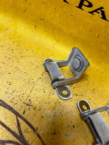 KOMPLET ZAWIASY KLAPY BAGAŻNIKA DACIA SANDERO STEPWAY III 2023R