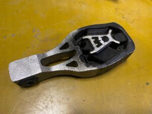 PODUSZKA DÓŁ ŁAPA SILNIKA PEUGEOT 3008 II CITROEN