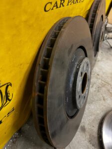 KOMPLET TARCZE ZACISKI KLOCKI HAMULCOWE AUDI A8 D4