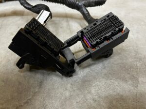 SKRZYNKA BEZPIECZNIKÓW WIĄZKI KOMORY SILNIK PORSCHE CAYENNE II 7P5 LIFT 92A