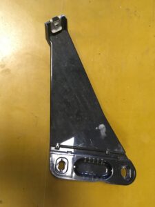 PRAWY ŚLIZG MOCOWANIE ZDERZAKA TYŁ INFINITI Q30