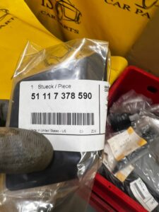 OSŁONA ZAŚLEPKA SPRYSKIWACZA REFLEKTORA PRZÓD PRAWY BMW X5 F15 NOWA OEM