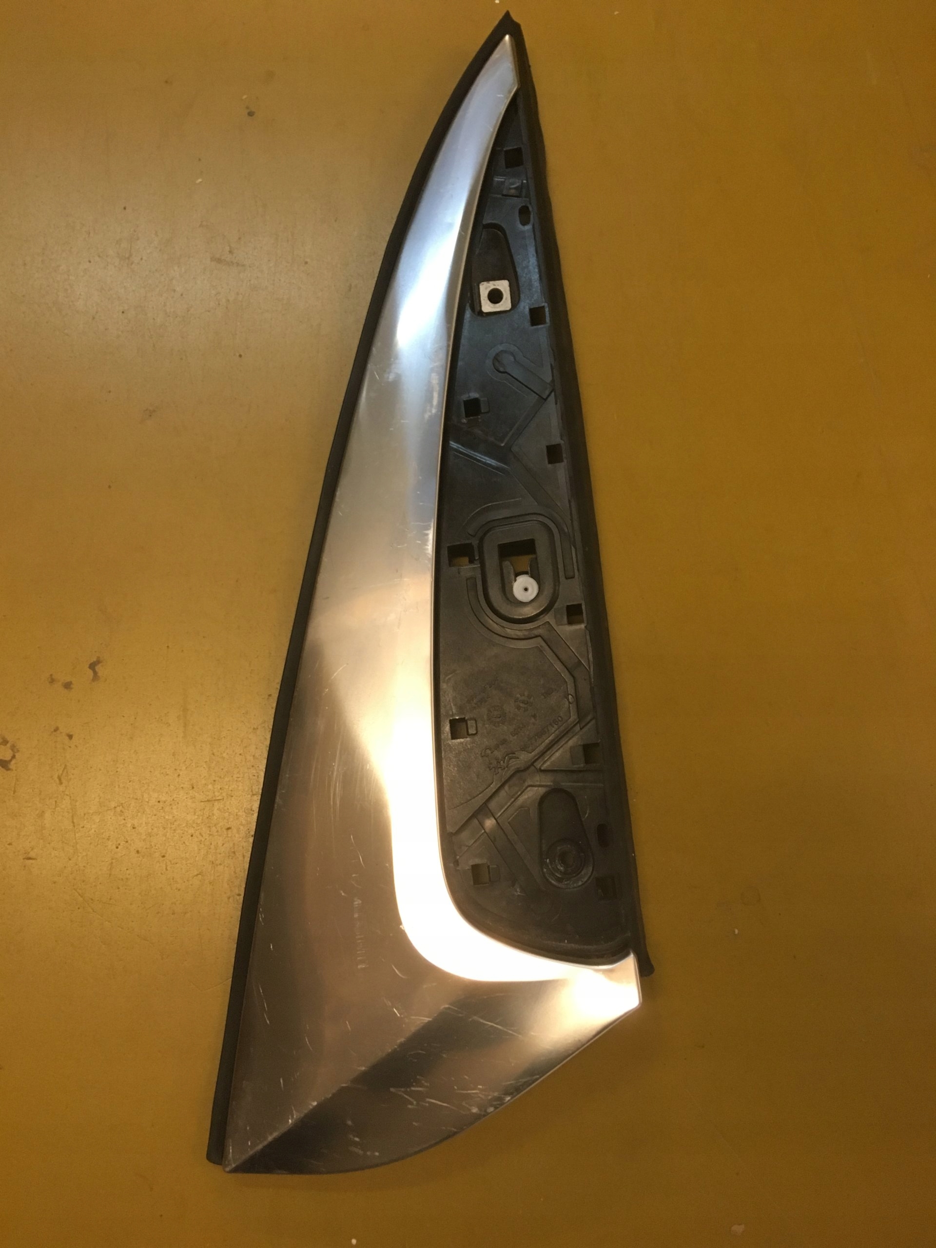 OSŁONA SŁUPKA PRAWA CITROEN C4 PICASSO 9677967180