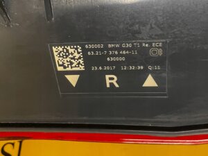 LAMPA TYLNA W BŁOTNIK PRAWA BMW G30 LEKKO PĘKNIĘTA