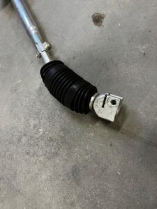 KRZYŻAK DRĄŻEK OSŁONA KOLUMNY KIEROWNICZEJ LAND ROVER DISCOVERY 5 L462