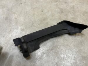 OSŁONA LISTWA USZCZELNIENIE BŁOTNIKA PRZÓD PRAWA PRAWY AUDI SQ7 Q7 4M0