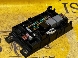 SKRZYNKA BEZPIECZNIKÓW LR RANGE ROVER EVOQUE II L551