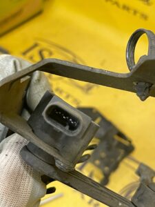 CZUJNIK POZIOMOWANIA LEWY TYŁ LR L462 DISCOVERY V