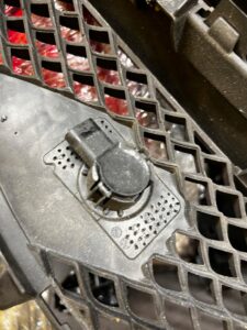 MERCEDES E KLASA 213 AMG KRATKA ZDERZAKA ŚRODKOWA