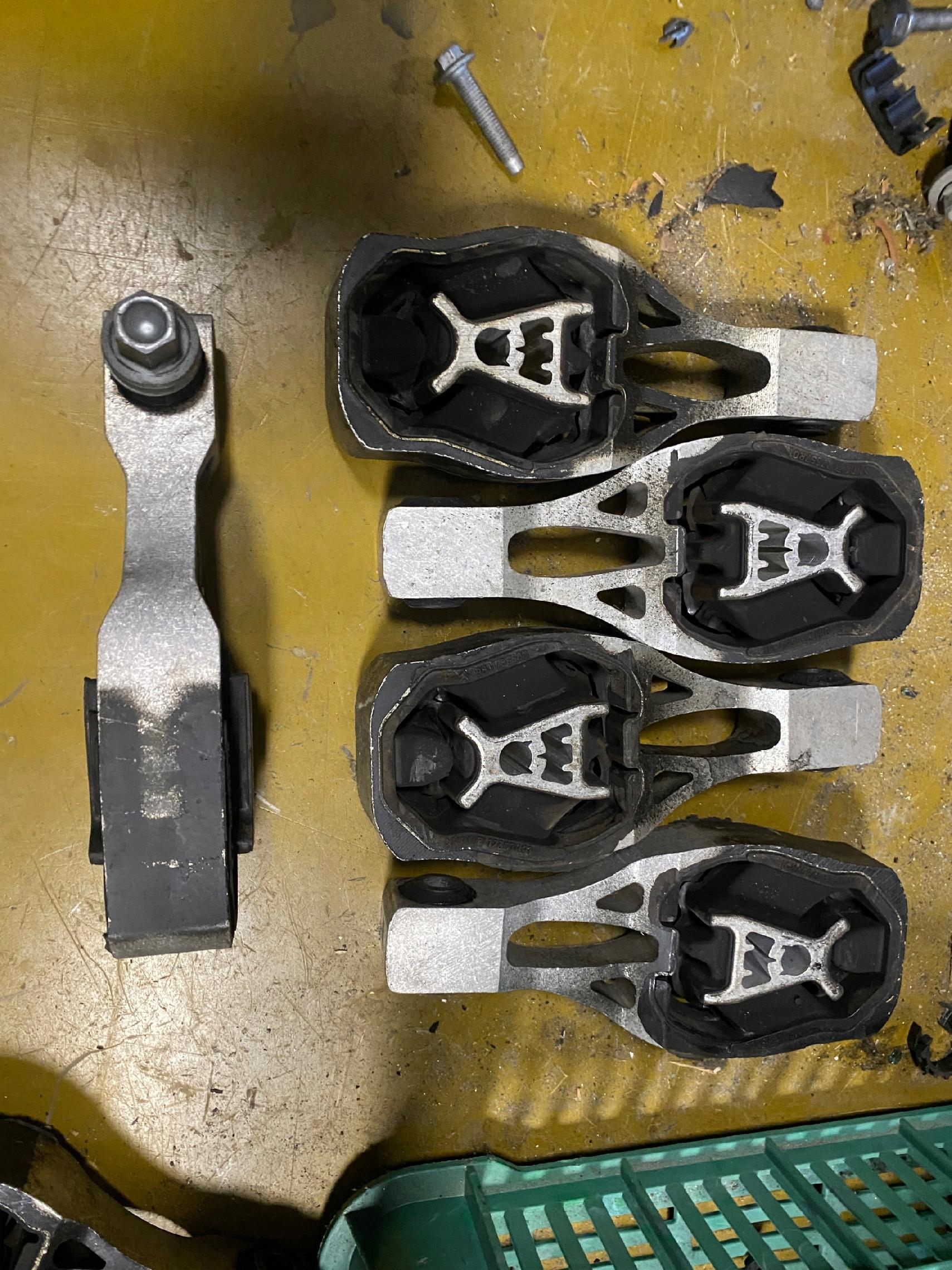 PODUSZKA DÓŁ ŁAPA SILNIKA PEUGEOT 3008 II CITROEN