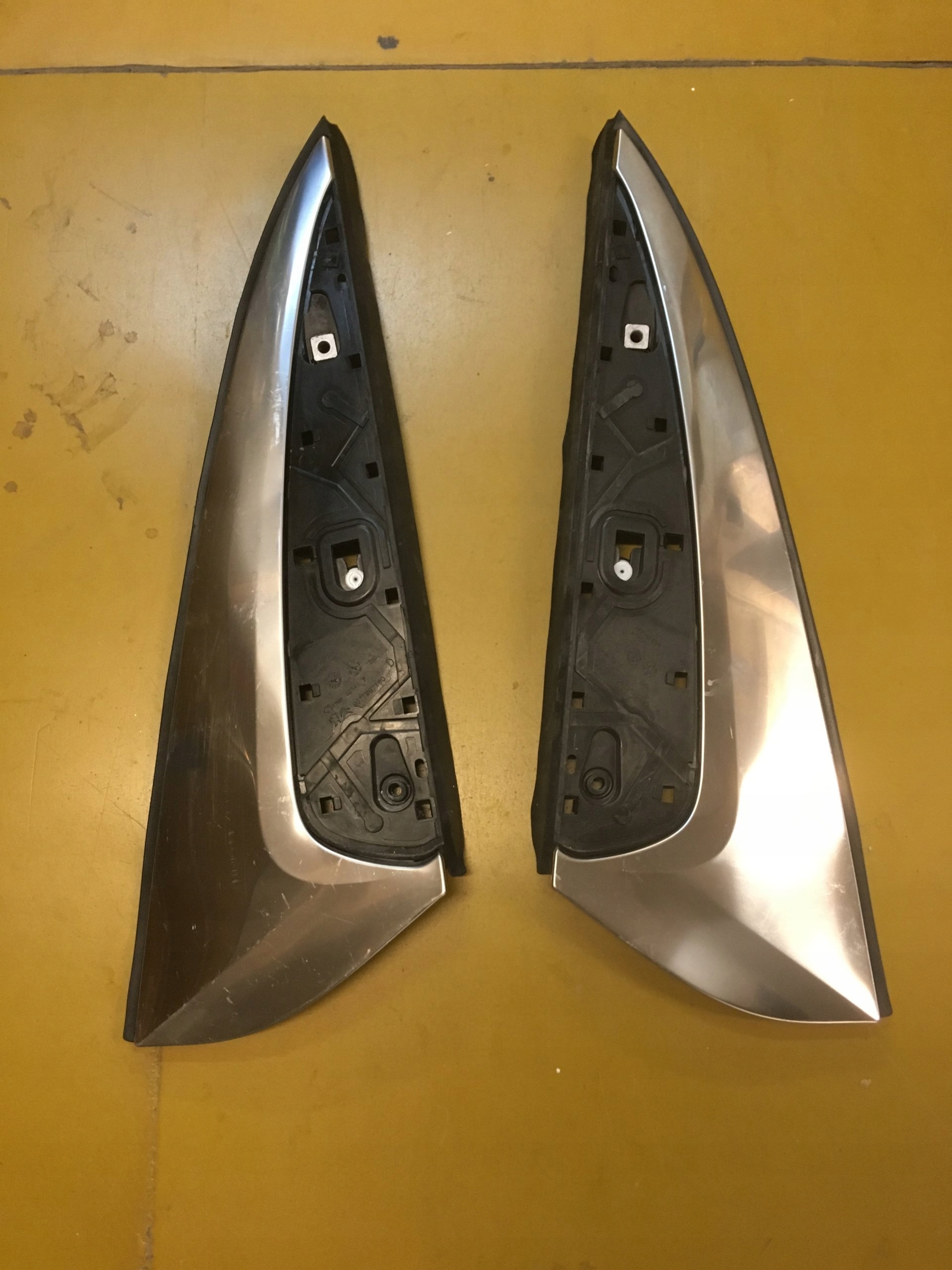 OSŁONA SŁUPKA PRAWA CITROEN C4 PICASSO 9677967180