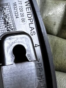 TRÓJKĄT DRZWI PRAWY PRZÓD MERCEDES A KLASA W177