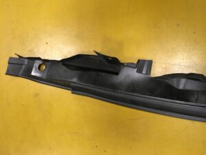 PRAW OSŁONA USZCZELKA LISTWA BŁOTNIKA INFINITI Q70