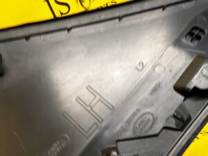 OSŁONA LISTWA SŁUPKA C BŁOTNIKA TYŁ LEWY RANGE ROVER VELAR L560