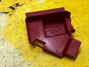 ZAŚLEPKA OSŁONA KLEMY DODATNIEJ PLUSOWEJ PORSCHE CAYENNE II 7P5