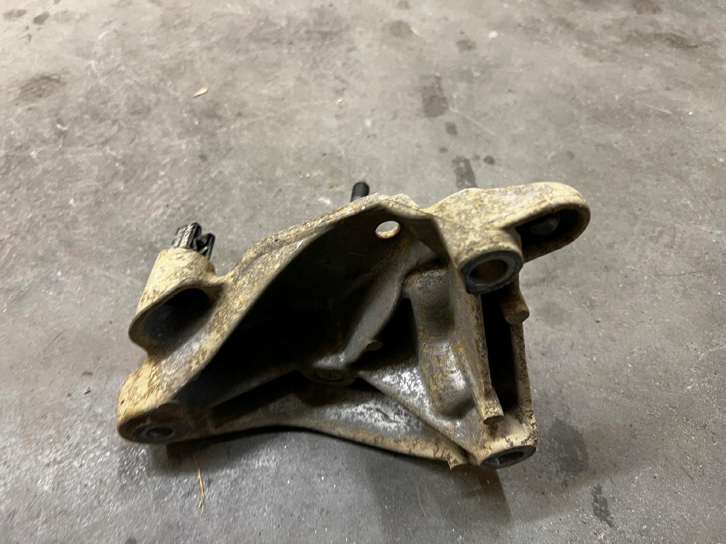 ŁAPA WSPORNIK SKRZYNI BIEGÓW DACIA DOKKER 1.5 BLUE DCI K9K