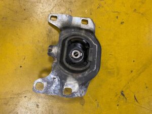 ŁAPA PODUSZKA WSPORNIK SKRZYNI BIEGÓW FORD KUGA II