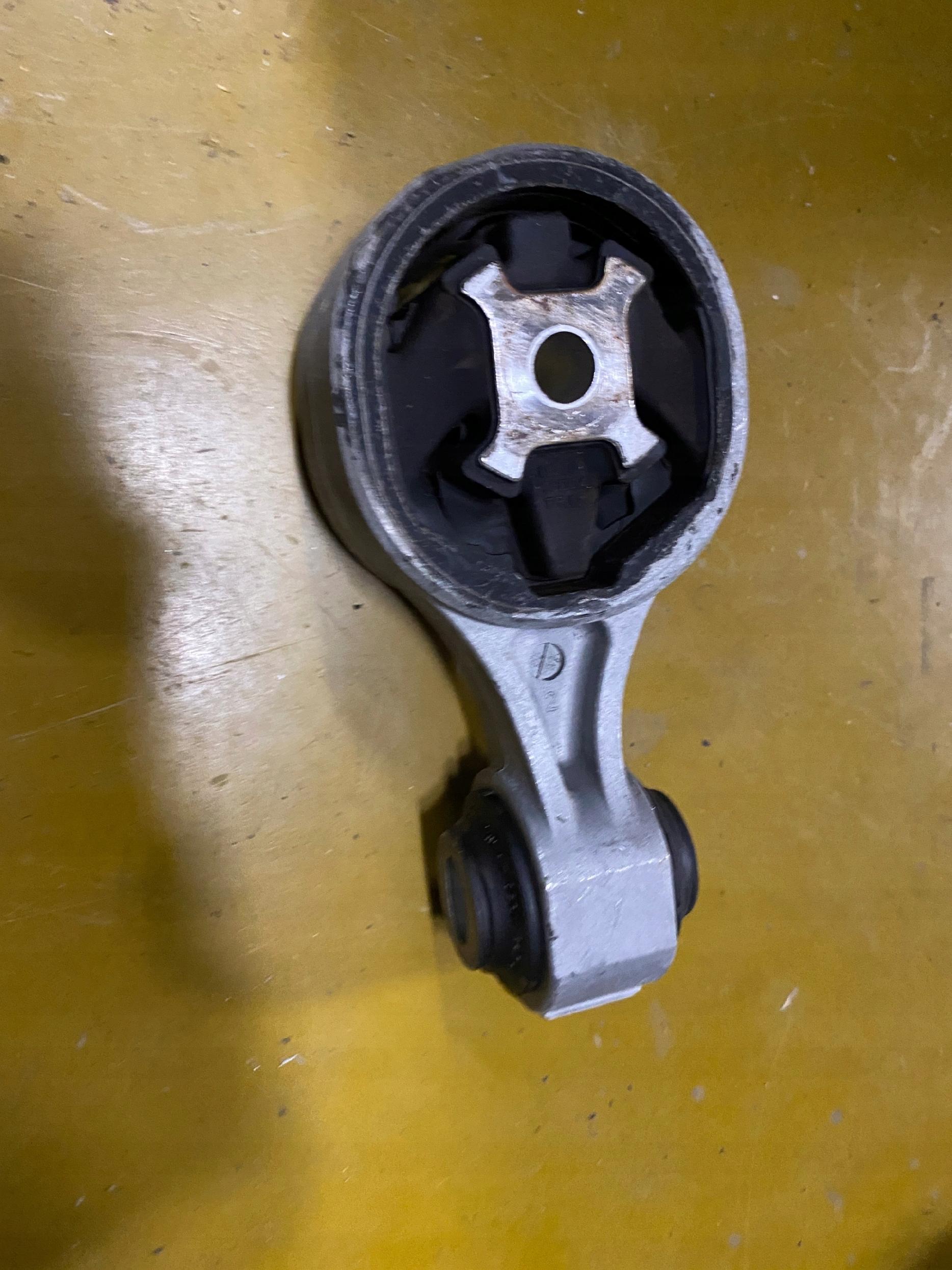 ŁAPA PODUSZKA SKRZYNI 2.0 DCI NISSAN X-TRAIL T32