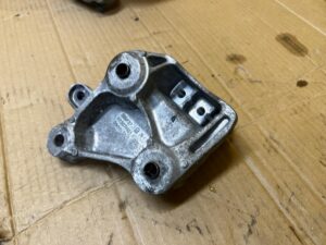 ŁAPA PODUSZKA MANUALNEJ SKRZYNI BIEGÓW CITROEN PEUGEOT 1.6 BLUE HDI