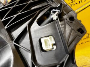 WYBIERAK LEWAREK DŹWIGNIA ZMIANY SKRZYNI BIEGÓW TOYOTA HILUX VIII 8 AUTOMAT