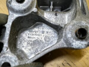 ŁAPA PODUSZKA MANUALNEJ SKRZYNI BIEGÓW CITROEN PEUGEOT 1.6 BLUE HDI