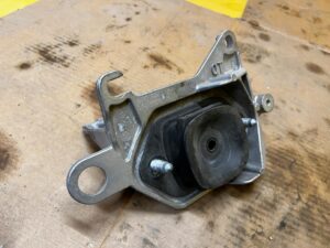 ŁAPA PODUSZKA SKRZYNI RENAULT KADJAR 1.3 TCE