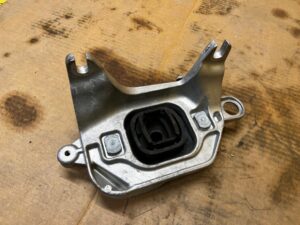 ŁAPA PODUSZKA SKRZYNI RENAULT KADJAR 1.3 TCE