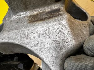 ŁAPA PODPORA MOCOWANIE WSPORNIK SKRZYNI BIEGÓW PEUGEOT CITROEN 1.6EHDI