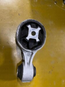 ŁAPA PODUSZKA SKRZYNI 2.0 DCI NISSAN X-TRAIL T32