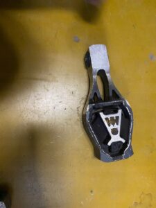 PODUSZKA DOLNA ŁAPA SILNIKA PEUGEOT CITROEN