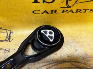 ŁAPA PODUSZKA SKRZYNI KOŁYSKI TYŁ SKODA SCALA