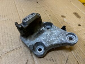 ŁAPA PODUSZKA MANUALNEJ SKRZYNI BIEGÓW CITROEN PEUGEOT 1.6 BLUE HDI