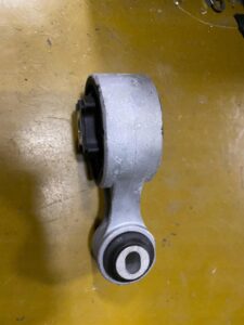 ŁAPA PODUSZKA SKRZYNI 2.0 DCI NISSAN X-TRAIL T32