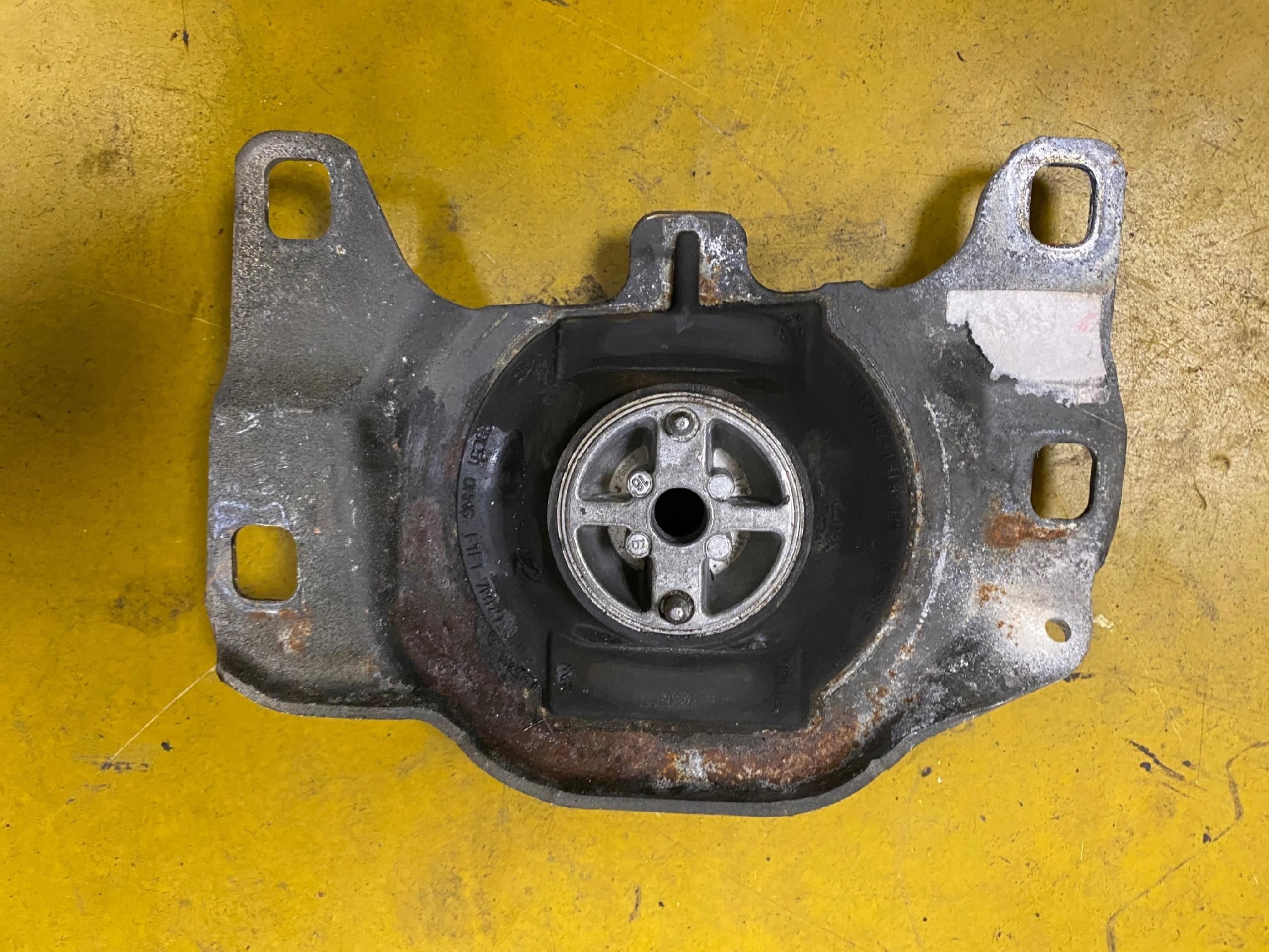 ŁAPA PODUSZKA WSPORNIK SKRZYNI BIEGÓW FORD KUGA II