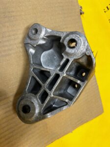 ŁAPA PODPORA MOCOWANIE WSPORNIK SKRZYNI BIEGÓW PEUGEOT CITROEN 1.6EHDI