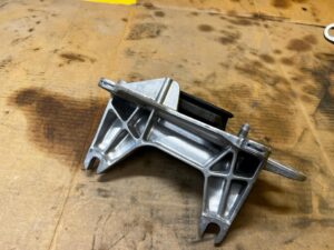 ŁAPA PODUSZKA SKRZYNI RENAULT KADJAR 1.3 TCE