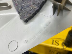 OSŁONA POSZYCIE SŁUPKA PRAWY TYŁ FORD FIESTA MK7