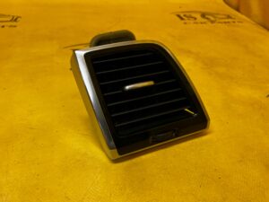 KRATKA NAWIEWU DESKI KONSOLI ZEWNĘTRZNA LEWA POŁYSK LED VOLVO XC90 II