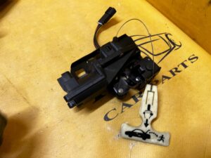 ZAMEK SIŁOWNIK RYGIEL KLAPY BAGAŻNIKA CHEVROLET CORVETTE CABRIO C5 97-04