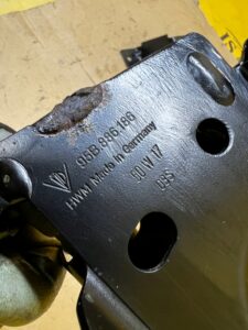 UCHWYT MOCOWANIE OPARCIA FOTELA KANAPY TYŁ ŚRODKOWY PRAWY PORSCHE MACAN 95B