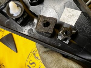 TRÓJKĄT OSŁONA KLAPY BAGAŻNIKA TYŁ LEWY DACIA SANDERO III STEPWAY 2023R